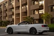 Ford Mustang bianca convertibile