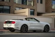 Ford Mustang bianca convertibile