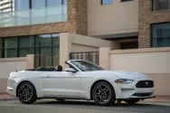 Ford Mustang bianca convertibile