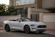 Ford Mustang bianca convertibile