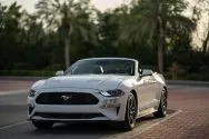 Ford Mustang bianca convertibile