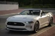 Ford Mustang bianca convertibile