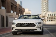 Ford Mustang bianca convertibile