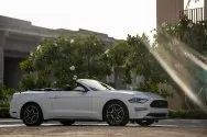 Ford Mustang bianca convertibile