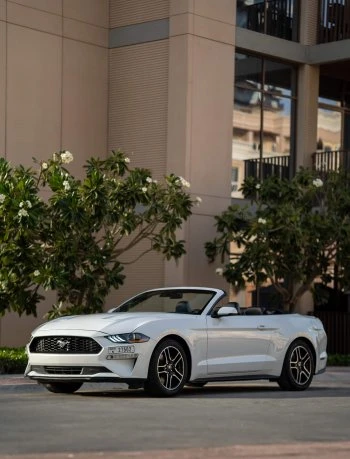 Ford Mustang bianca convertibile