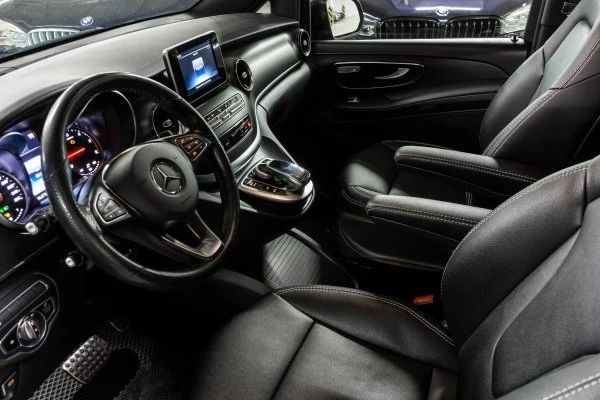 在迪拜租用奔驰V 级XL Black - Octane Car Rental Dubai