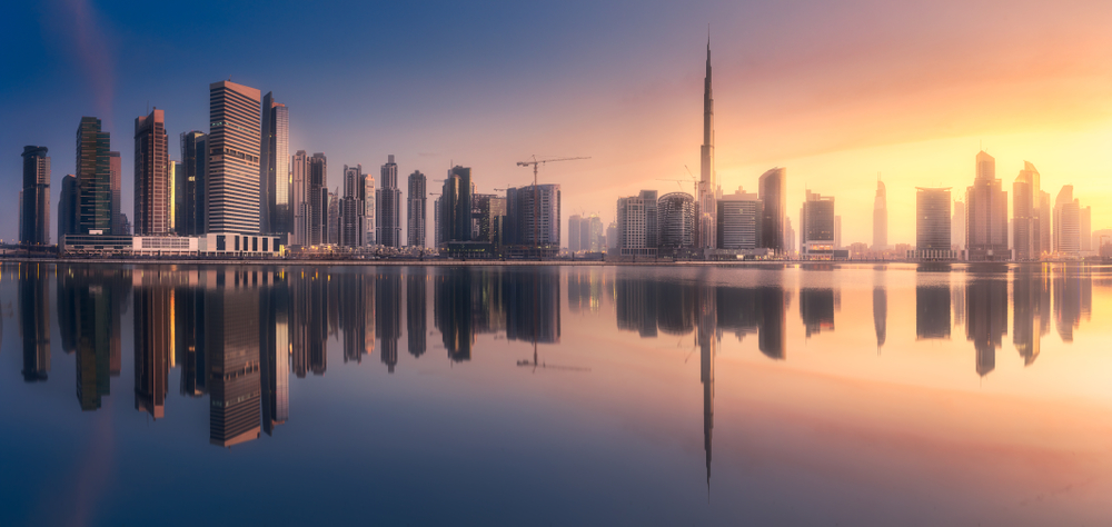 Vista panorâmica mística do riacho de negócios de Dubai