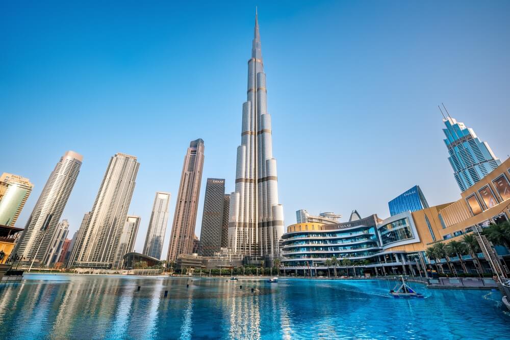 Il famoso Burj-Khalifa all'alba
