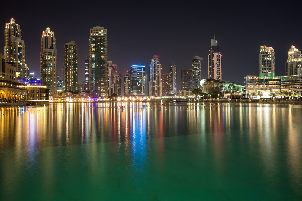 La vista notturna di Dubai