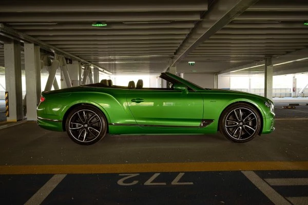 Aluguel de Bentley Continental GTC Green em Dubai - Octane Car