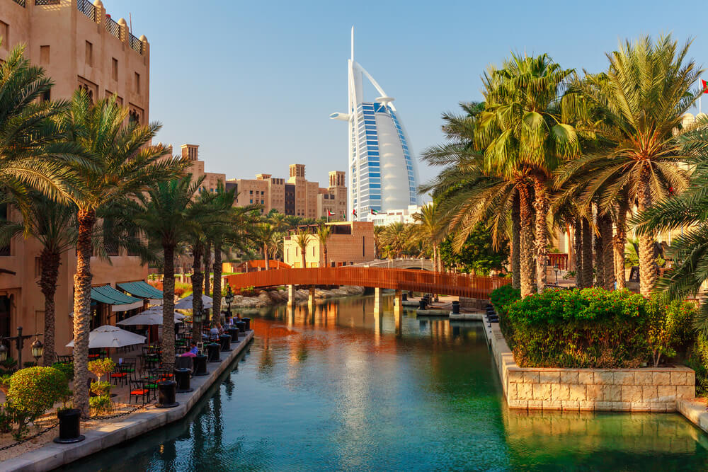 Paisagem urbana com um belo parque com palmeiras em Dubai, Emirados Árabes Unidos