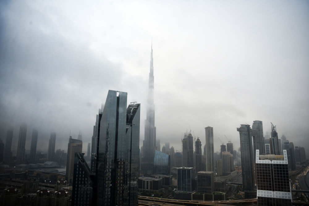 迪拜-阿联酋-2020 年 1 月-大雨中的城市