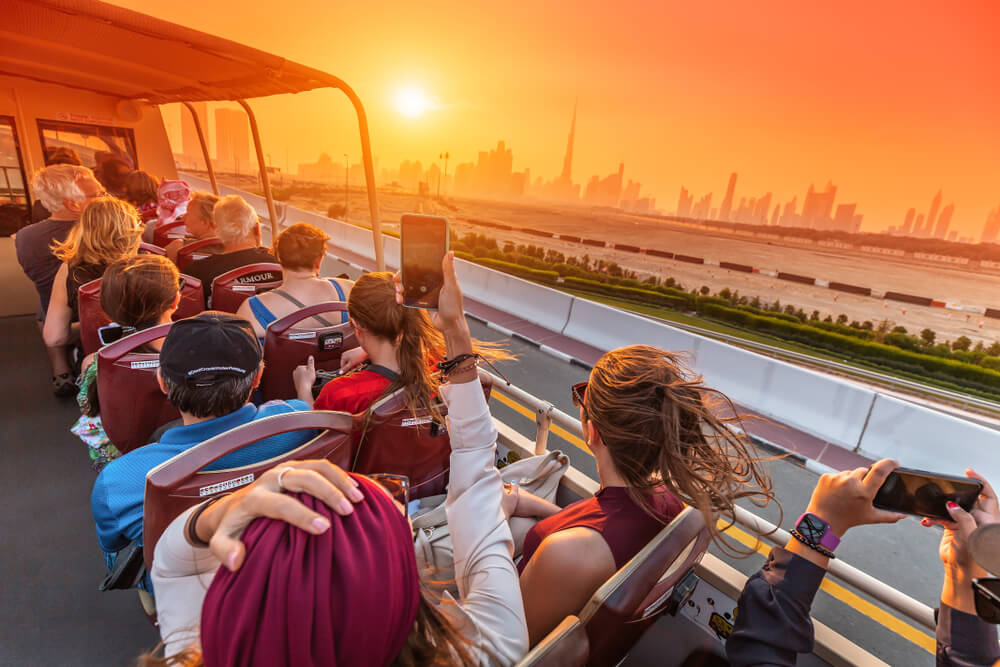 السياح الذين يقومون برحلة في دبي