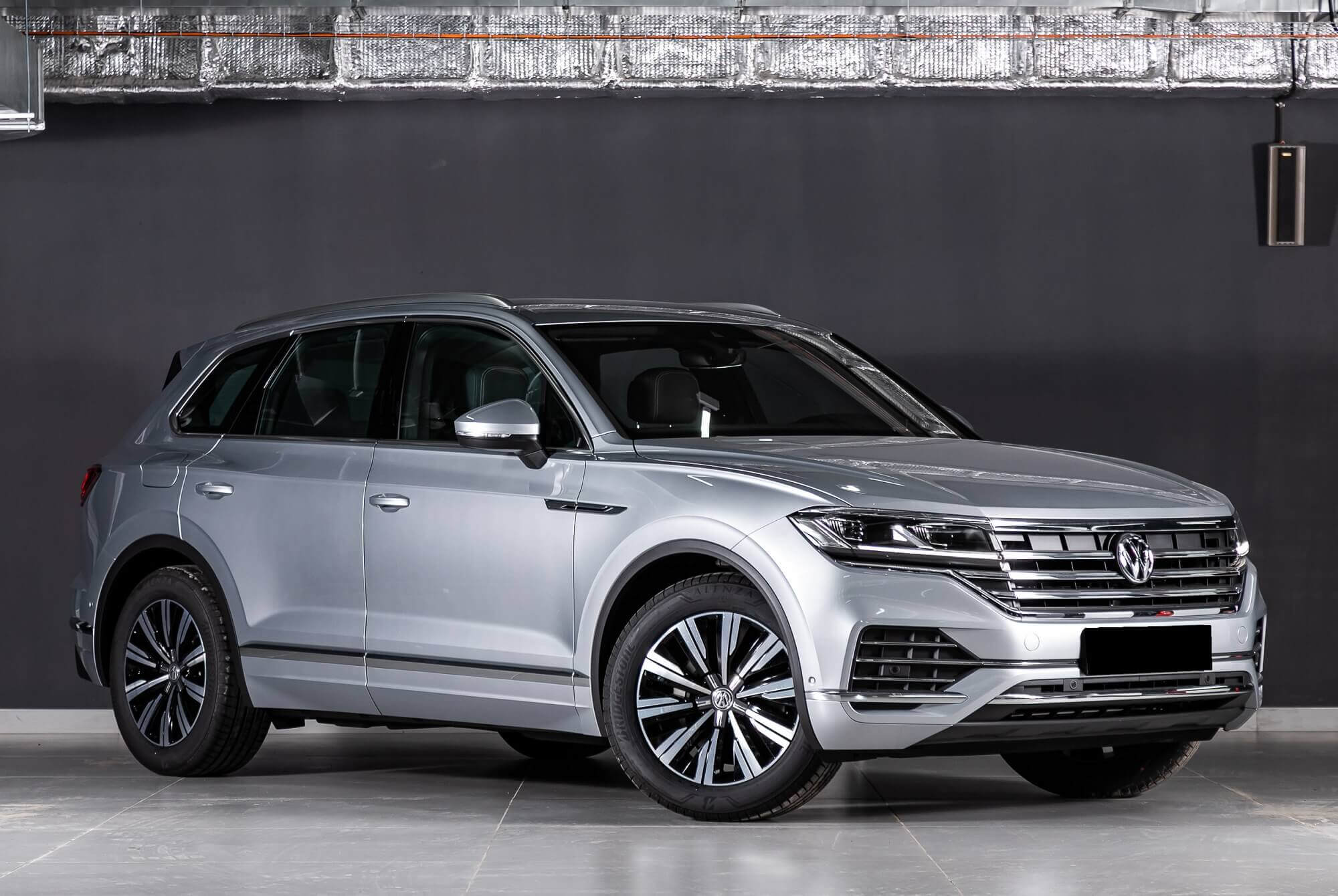 Аренда Volkswagen Touareg Silver в Дубае - внедорожник - Octane Luxury Car  Rental Dubai