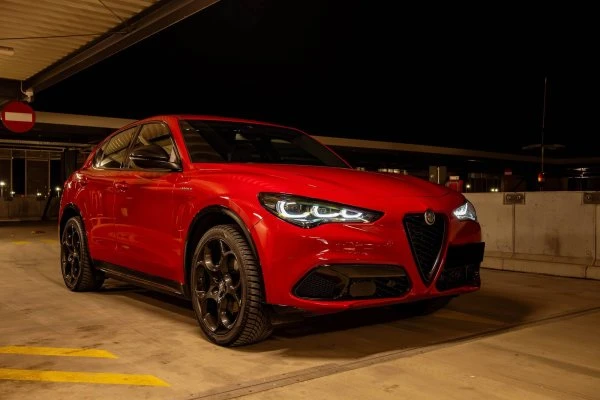 Noleggio Alfa Romeo Stelvio Veloce Rosso a Dubai - SUV - Octane