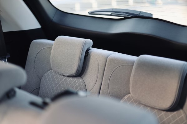 Rent Chevrolet Captiva 7-Seater Black in Abu Dhabi- SUV Octane