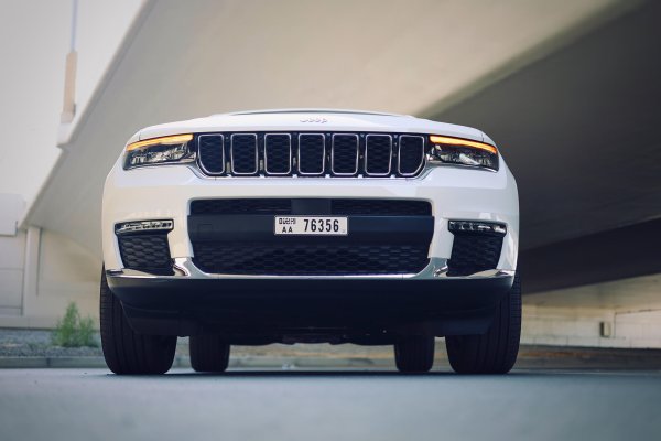 Dubai'de Beyaz Jeep Grand Cherokee Kiralama - Octane.Rent