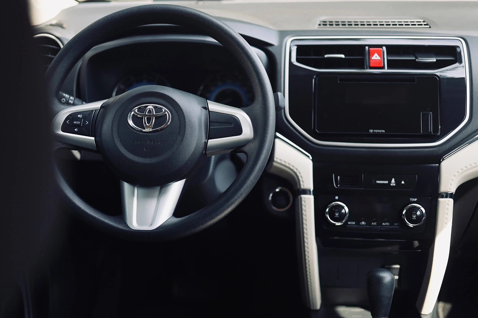 Toyota Rush 7-Sitzer Rot