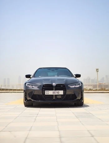 سيارة BMW M4 Competition المكشوفة المكشوفة باللون الأسود