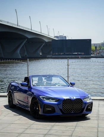 بي إم دبليو 430 مكشوفة باللون الأزرق