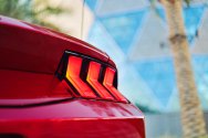 إعادة تصميم سيارة موستانج GT حمراء مكشوفة مكشوفة