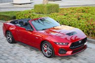 Restauro do Mustang GT vermelho descapotável