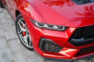 Рестайлинг красного кабриолета Mustang GT