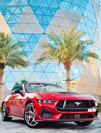 野马 GT 新一代红色敞篷车