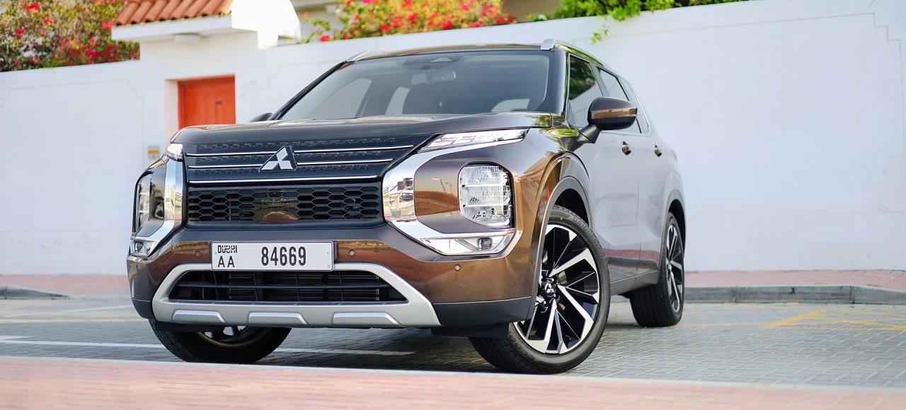 ميتسوبيشي أوتلاندر 7 مقاعد بني اللون بني