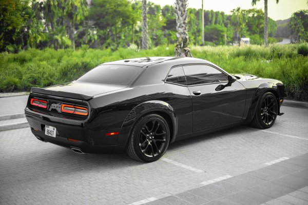 Dubai'de Dodge Challenger Black Kiralama - Octane.Rent