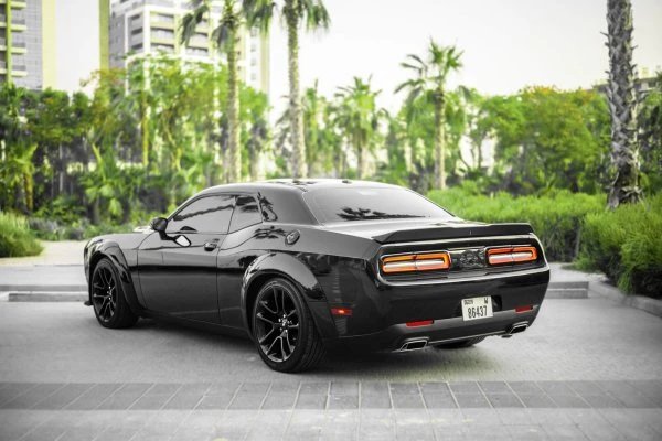 Abu Dabi'de Dodge Challenger Black Kiralama - Octane.Rent