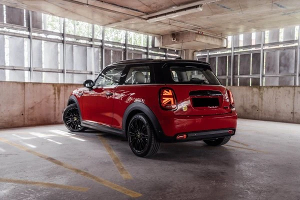 Dubai'de Mini hatch cooper s Red Kiralama - Octane.Rent