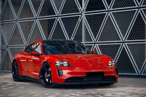 Porsche Taycan rød