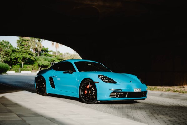 Dubai'de Porsche Cayman S Miami Blue Kiralama - Octane.Rent