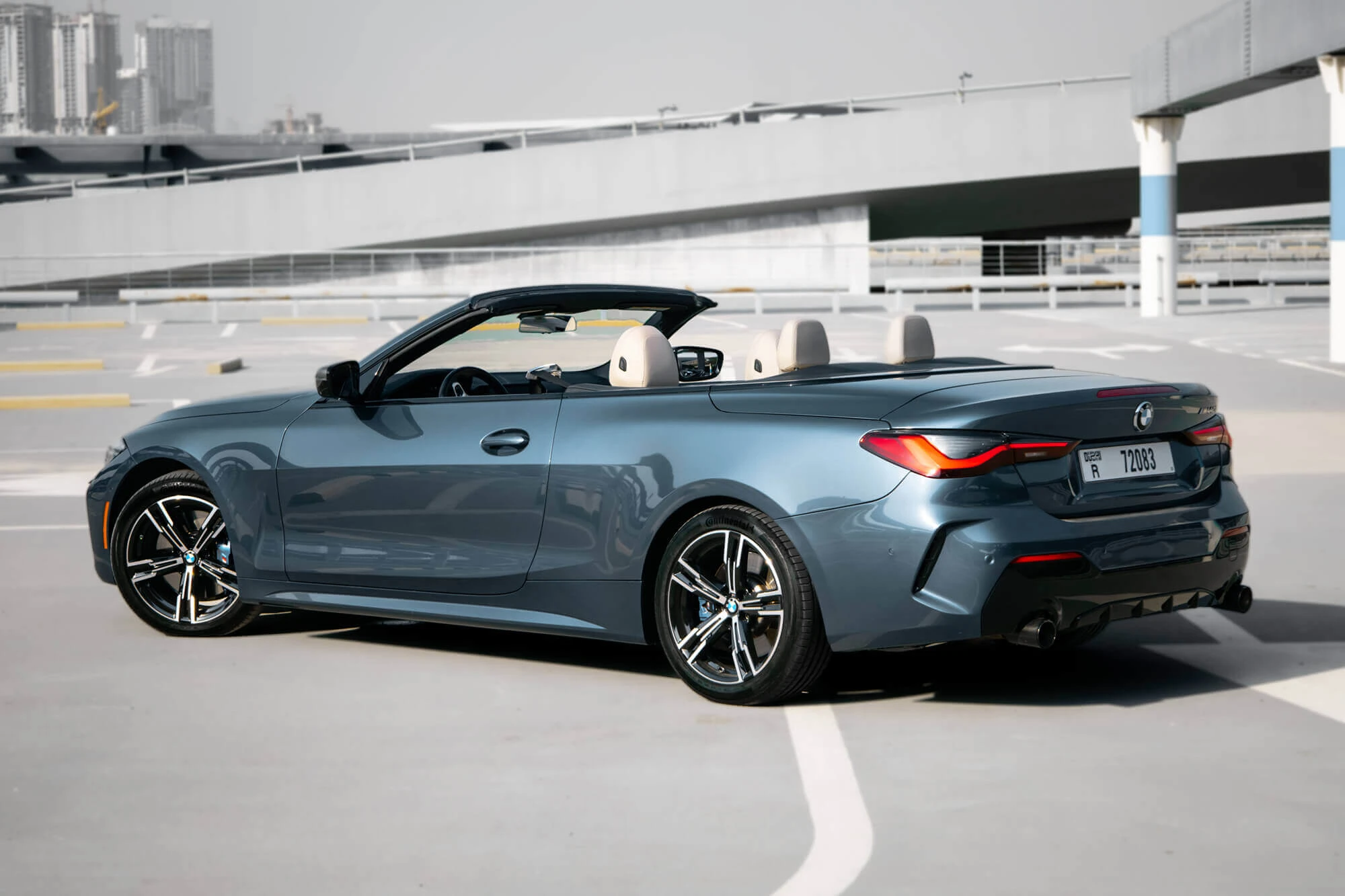 سيارة BMW M440 المكشوفة باللون الأزرق