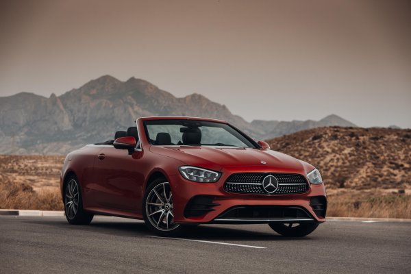 Mercedes-Benz E-Class rød