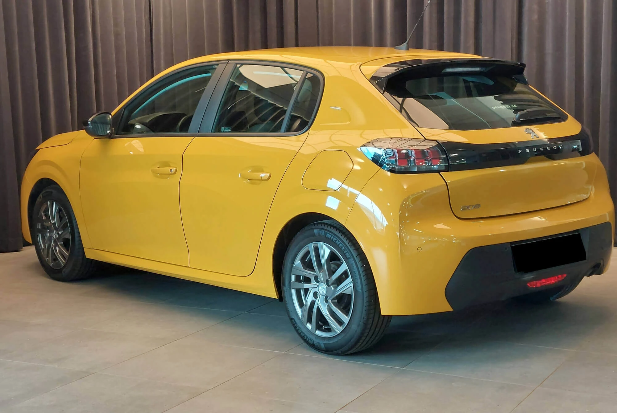 Peugeot 208 jaune