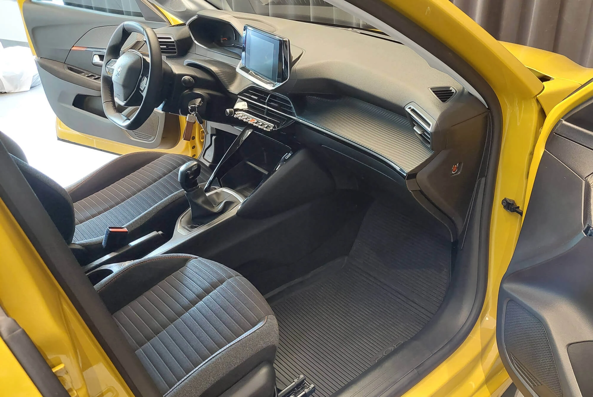 Peugeot 208 jaune