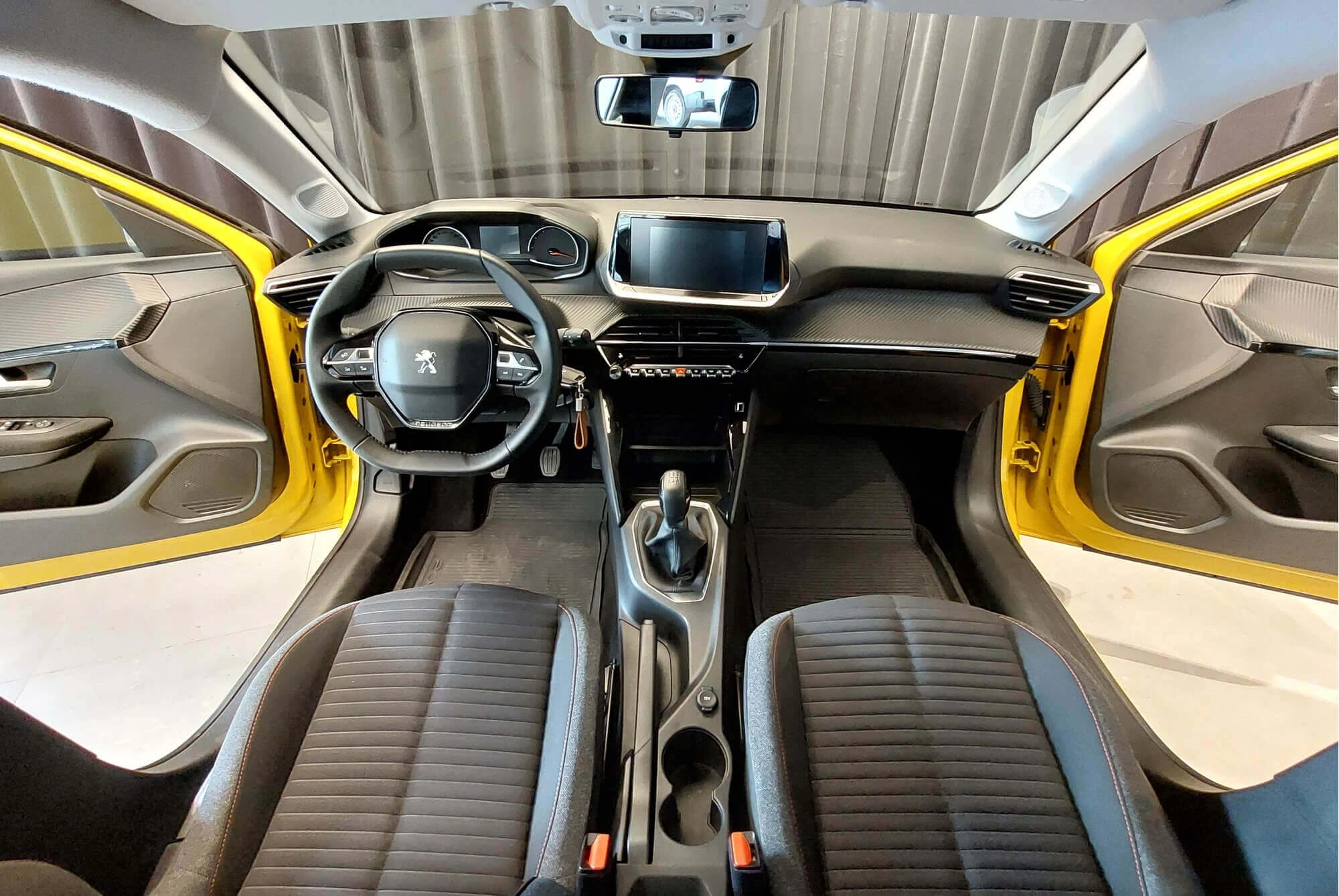 Peugeot 208 jaune