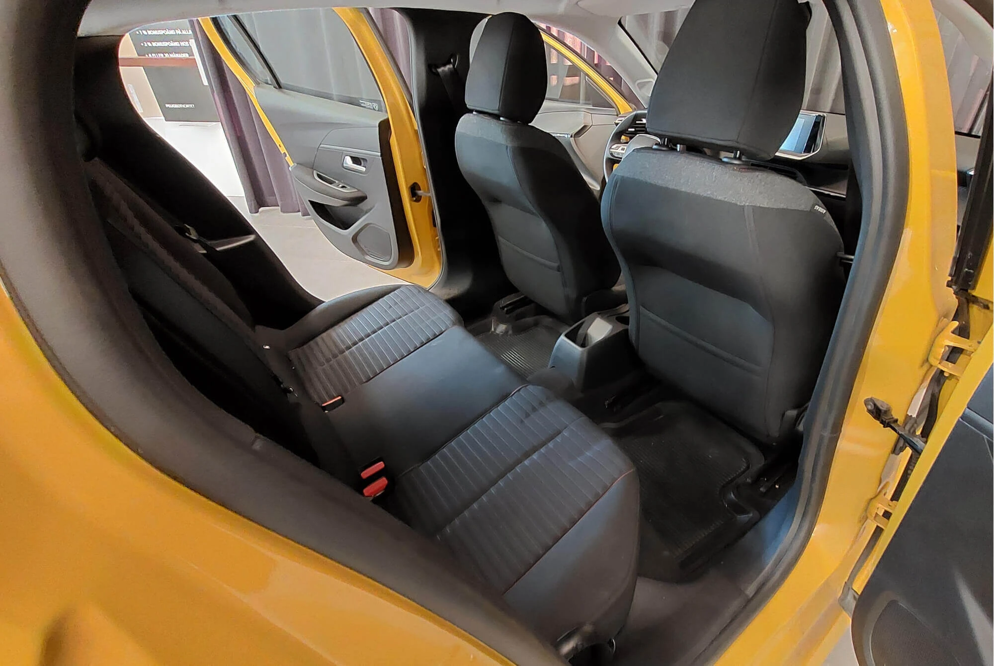 Peugeot 208 Amarelo