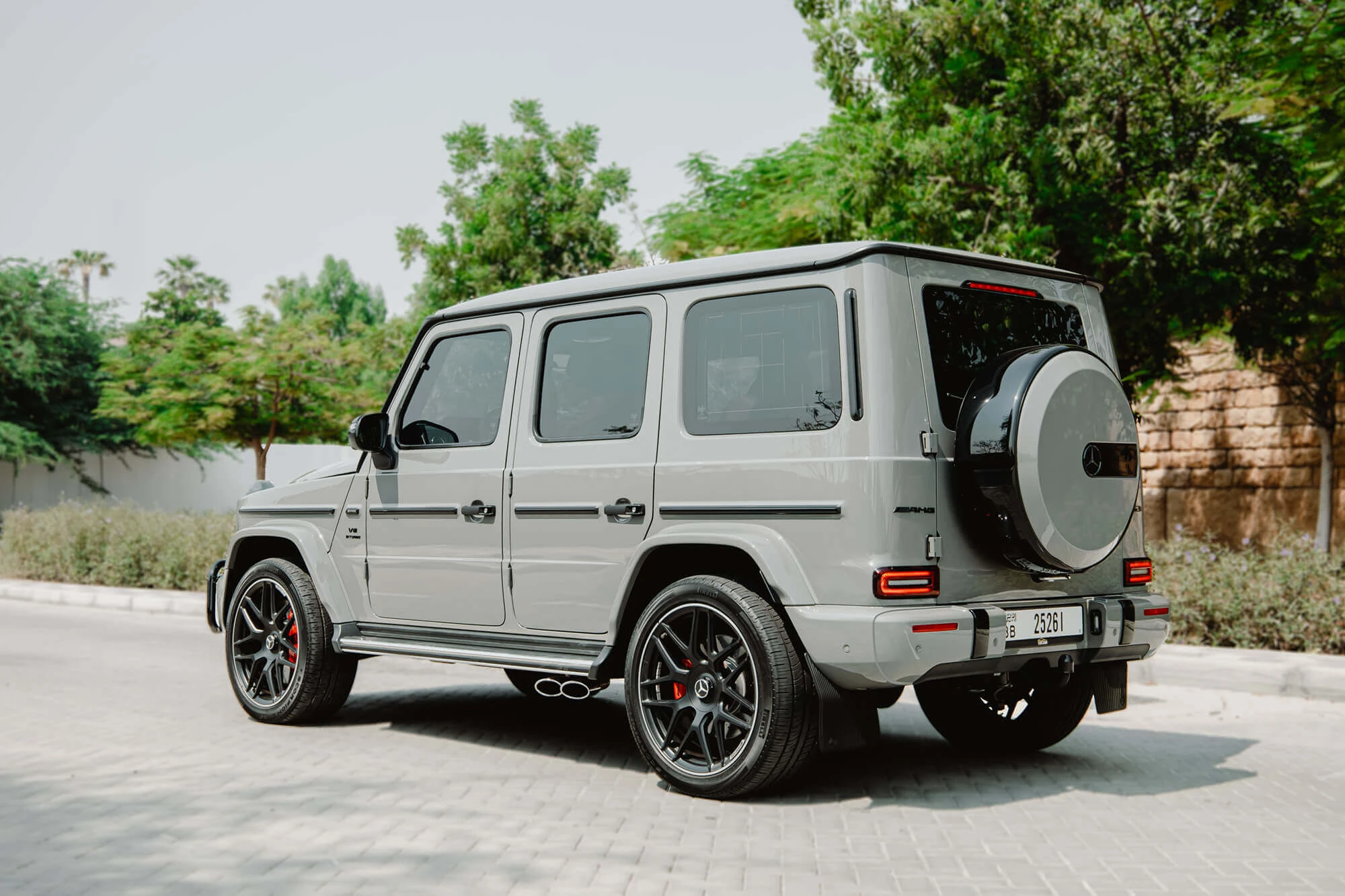 灰色奔驰 G63 AMG