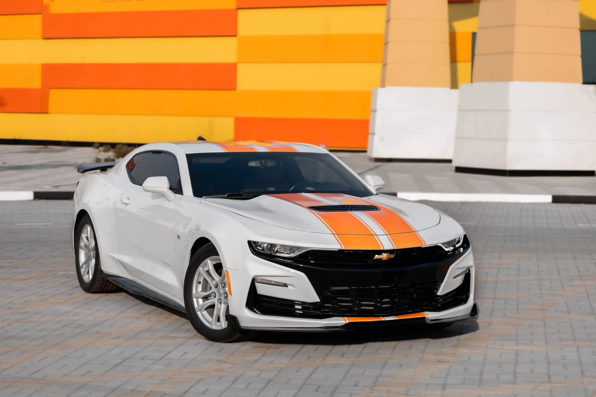 Chevrolet Camaro белый и оранжевый