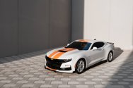 Chevrolet Camaro белый и оранжевый