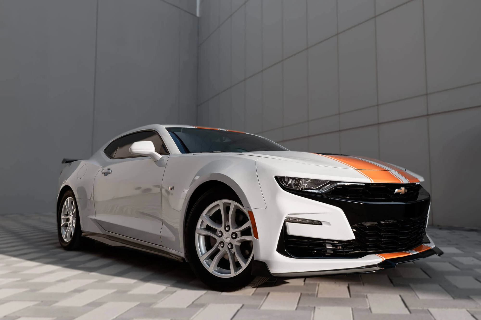 Chevrolet Camaro белый и оранжевый