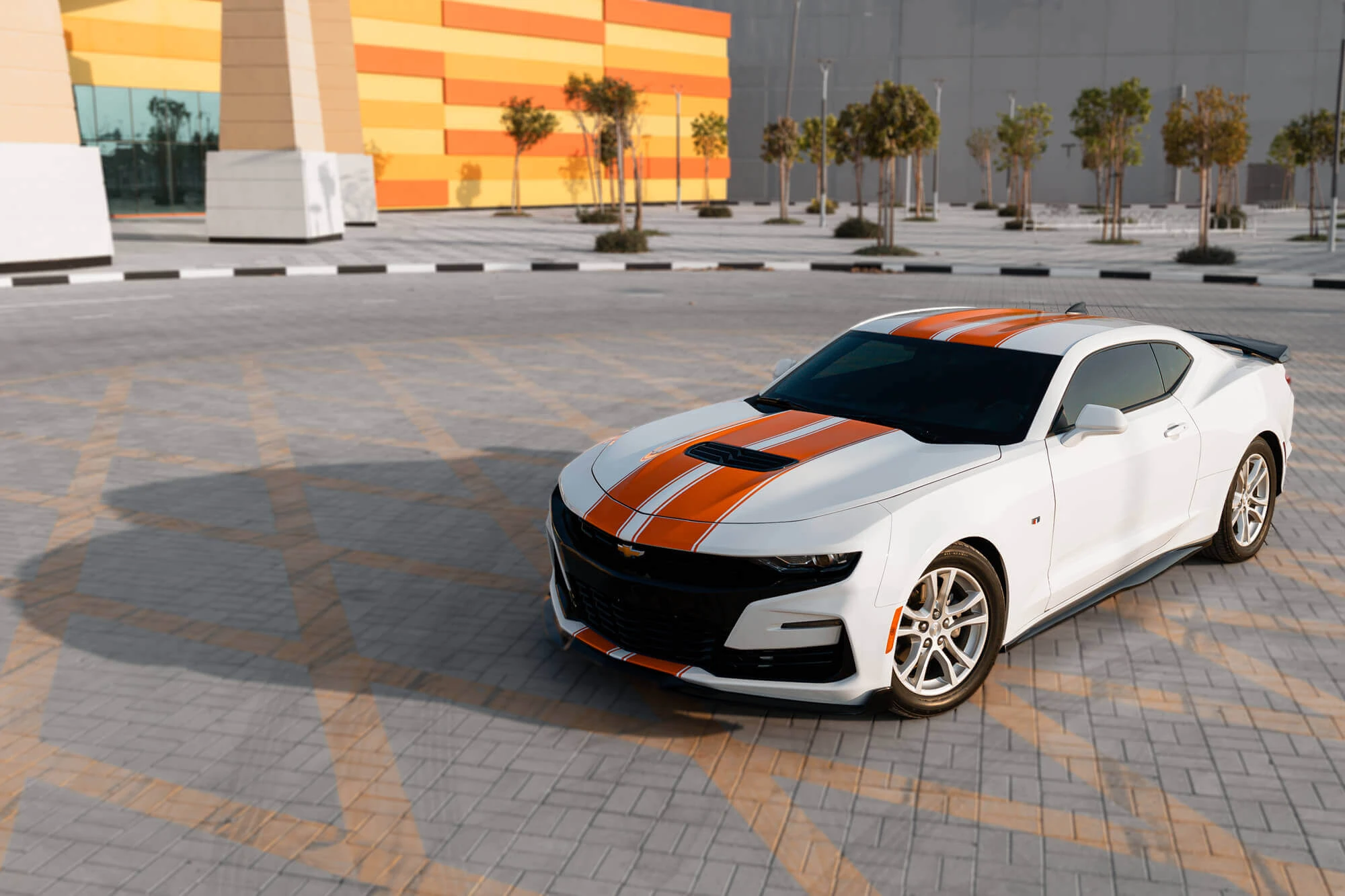 Chevrolet Camaro белый и оранжевый