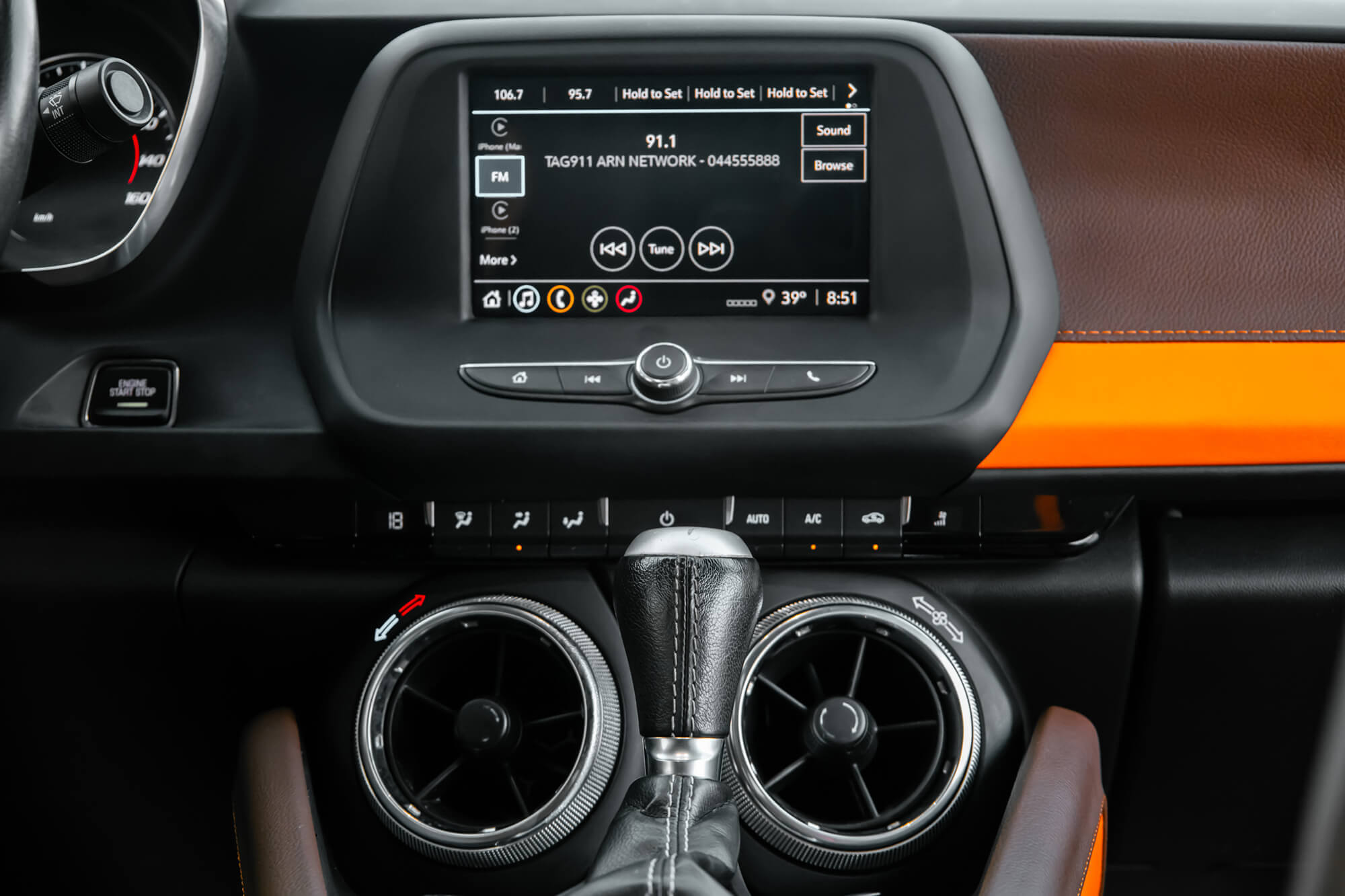 Chevrolet Camaro Beyaz ve Turuncu