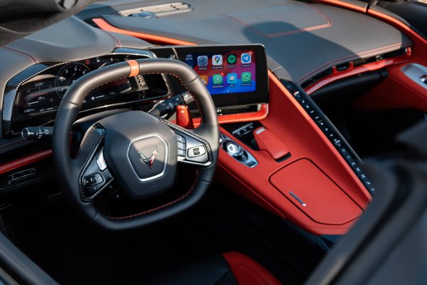 Dubai'de Chevrolet Corvette Red Kiralama - Octane.Rent