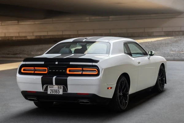Dubai'de Dodge Challenger Beyaz ve Siyah Kiralama - Octane.Rent