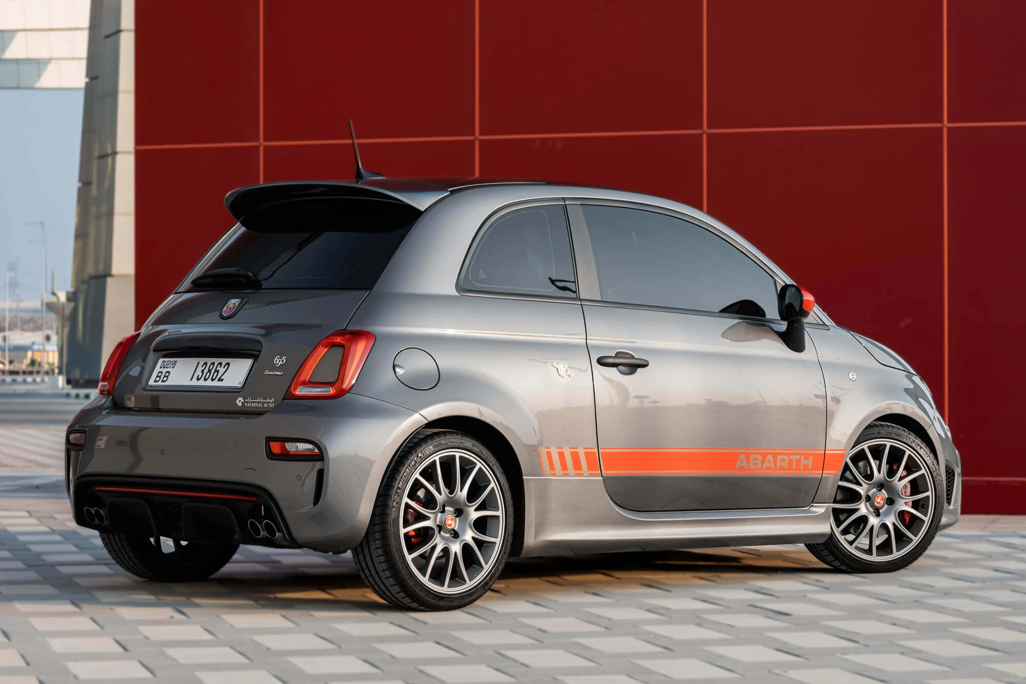 灰色菲亚特 Abarth 695 Turismo