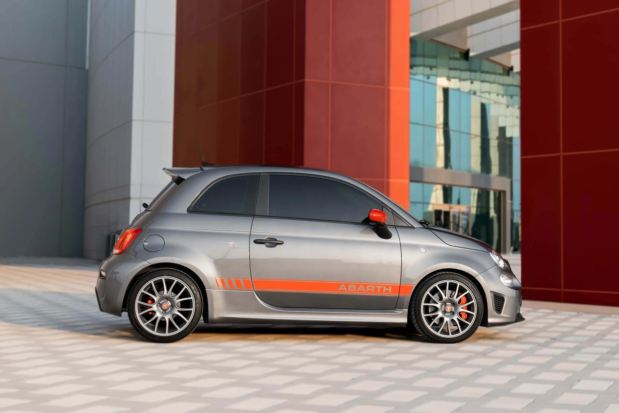 灰色 Abarth 695 Turismo